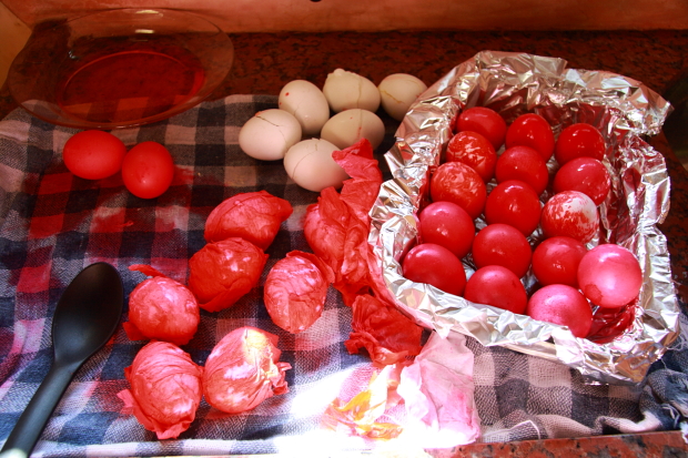 Red eggs, during the dying operation - dobrestii.ro