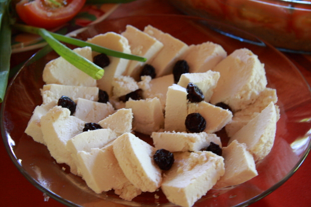 Fresh cheese for Easter in Piracanga - dobrestii.ro